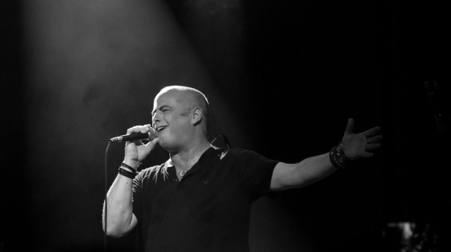 הזמר אדם (צילום: ניקול דה קסטרו, יח"צ)