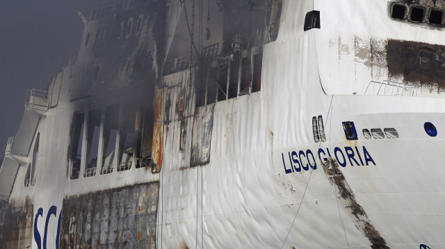 ספינת נוסעים עולה באש (צילום: רויטרס)