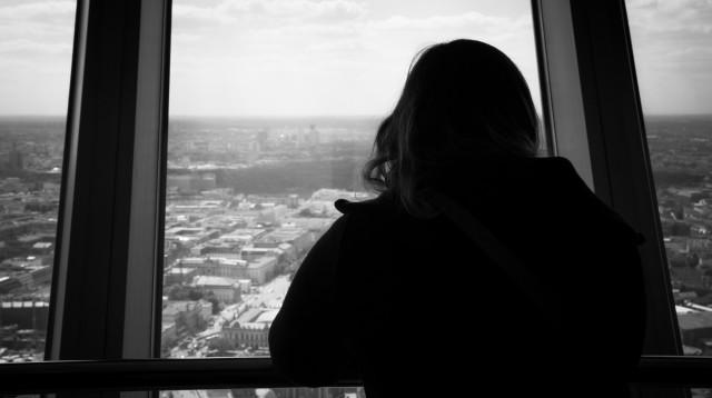 נפגעת תקיפה מינית, אילוסטרציה (צילום: מאור וינטרוב)