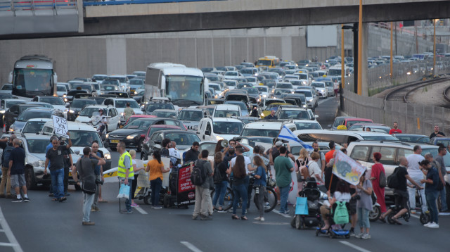 הפגנת הנכים בעזריאלי (צילום: אבשלום ששוני)