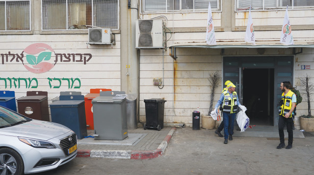 זירת הפיגוע באזור התעשייה ברקן (צילום: פלאש 90)