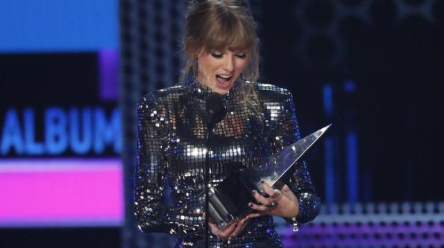 טיילור סוויפט מקבלת את אחד הפרסים  (צילום: רויטרס)