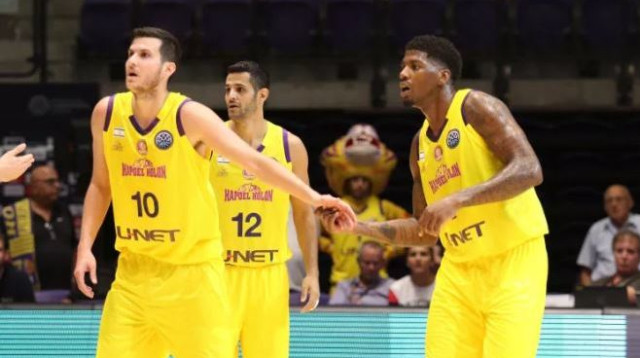 שחקני הפועל חולון  (צילום: עדי אבישי)