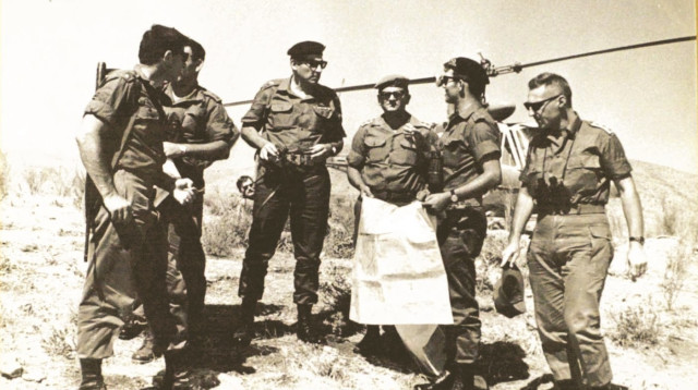 רחבעם זאבי (גנדי) בתדרוך קצינים בשטח (צילום: עיתון במחנה)