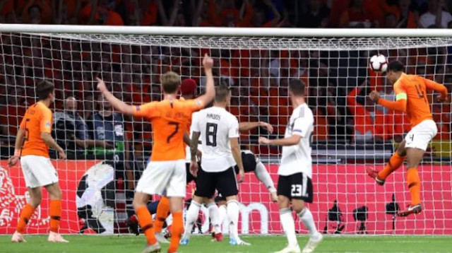 וירג'יל ואן דייק כבש לזכות הולנד (צילום: Getty images)