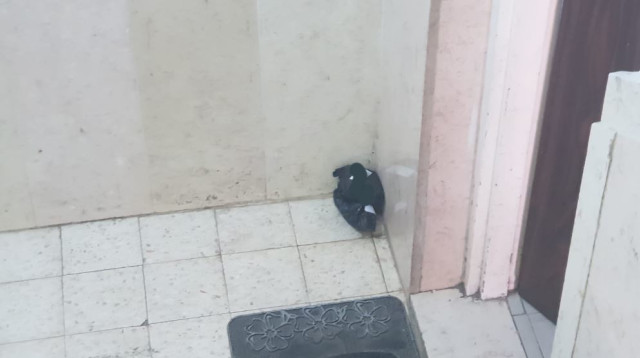 השקית עם המעטפה החשודה ברחוב אוהב ישראל בביתר עלית (צילום: משטרת ישראל)