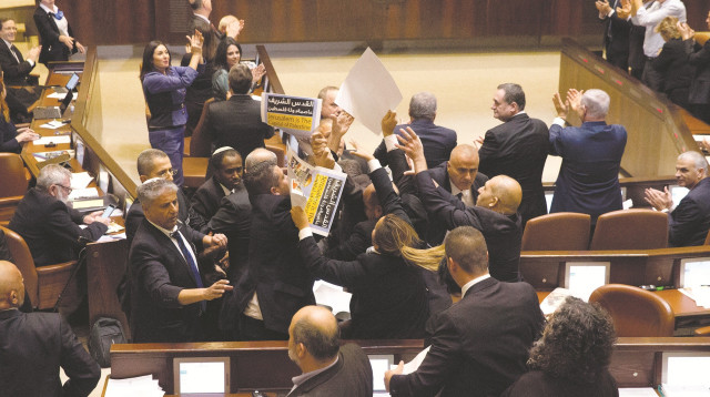 מחאת הח"כים הערבים במליאת הכנסת (צילום: רויטרס)