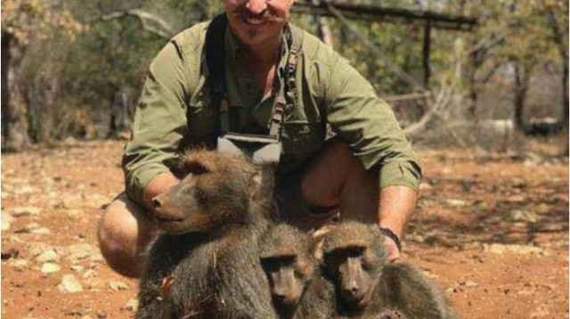 בלייק פישר ומשפחת הבבונים שהרג (צילום: האפינגטון פוסט)