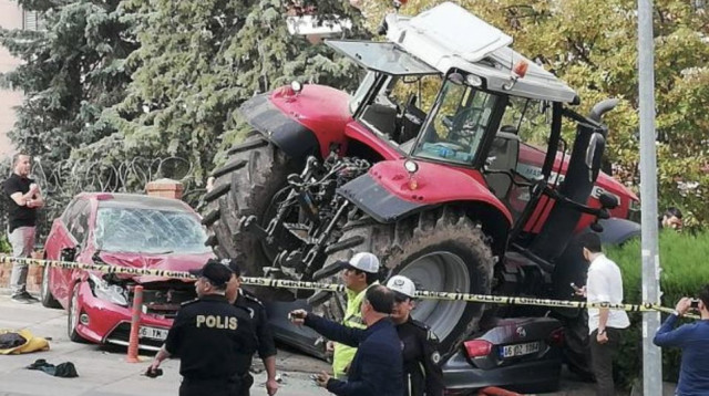 הטרקטור הטורקי ליד שגרירות ישראל (צילום: רשתות ערביות)