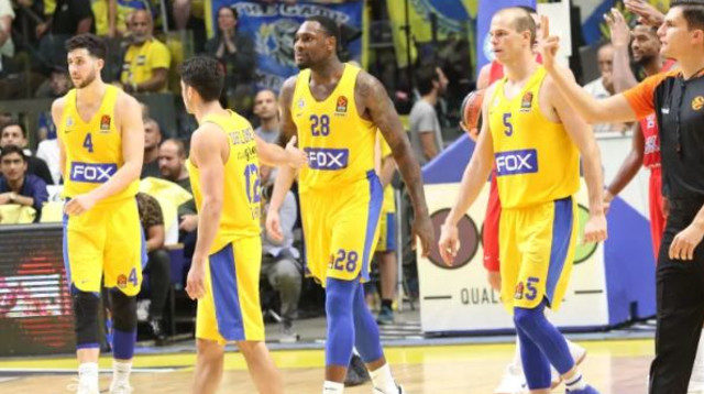 שחקני מכבי תל אביב מאוכזבים (צילום: עדי אבישי)