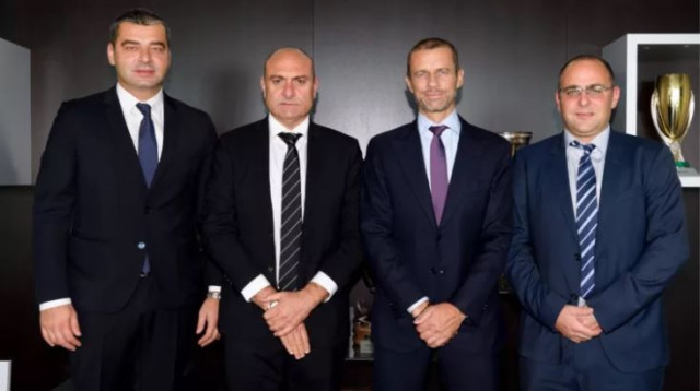 שינו זוארץ ורותם קמר עם אלכסנדר צ'פרין (צילום: התאחדות לכדורגל)