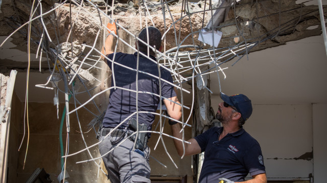 פגיעת רקטה בבית בבאר שבע (צילום: יונתן זינדל, פלאש 90)