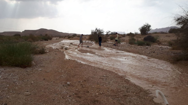 שטפונות בכביש 90 (צילום: דוברות המשטרה)