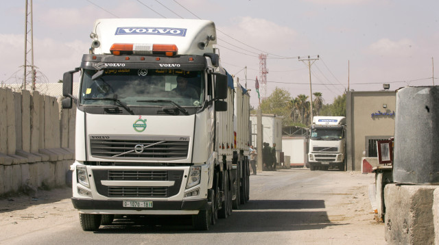 משאיות במעבר כרם שלום (צילום: ראחים חאטיב פלאש 90)