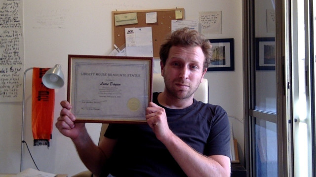 ליאור דיין ותעודת הגמילה  (צילום: פרטי)