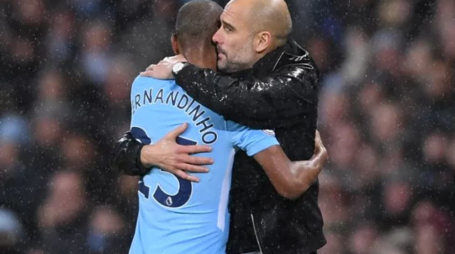 פרננדיניו עם גווארדיולה (צילום: Getty images)