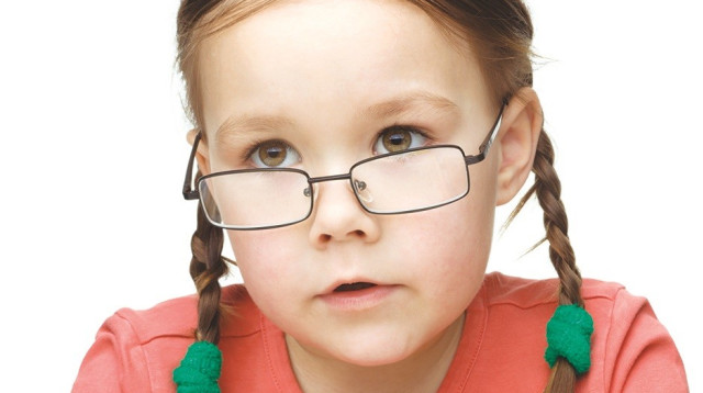 ילדה עם משקפיים (צילום: אינג אימג')