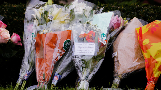 זרים לזכר קורבנות הטבח בפיטסבורג (צילום: רויטרס)