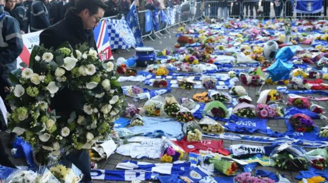 לסטר עורכת טקס לזכר הבעלים (צילום: AFP)