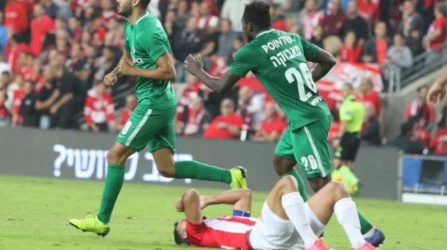 עוואד חוגג עם מאבוקה (צילום: עדי אבישי)