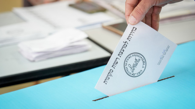 מצביעים לבחירות המקומיות (צילום: הילל מאיר, פלאש 90)