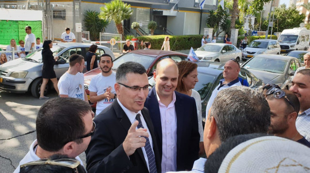 צביקה ברוט וגדעון סער (צילום: מוטי ב.)