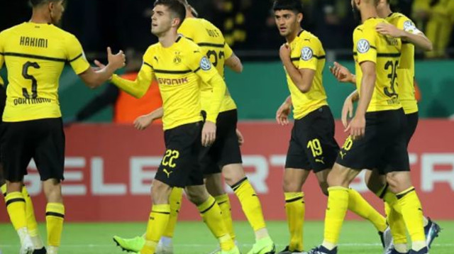 שחקני דורטמונד חוגגים (צילום: Getty images)