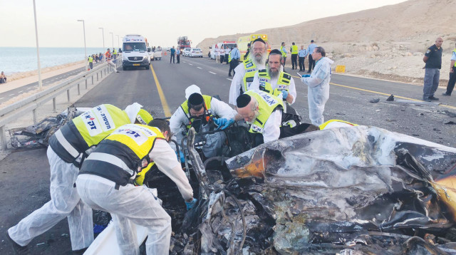 כוחות החילוץ בזירת התאונה בים המלח (צילום: נתי שפירא)