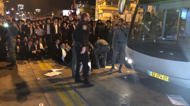 מחאת הפלג הירושלמי בבני ברק (צילום: דוברות המשטרה)