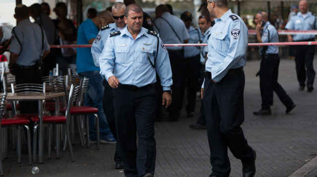 משה (צ'יקו) אדרי בזירת הפיגוע בשער שכם (צילום: יונתן זינדל, פלאש 90)