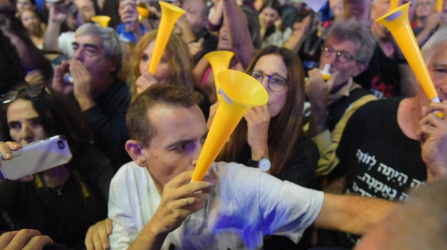 מפגינים קוראים בוז בכיכר רבין (צילום: אבשלום ששוני)