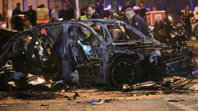 הרכב שעלה באש בשכונת התקווה (צילום: אבשלום ששוני)