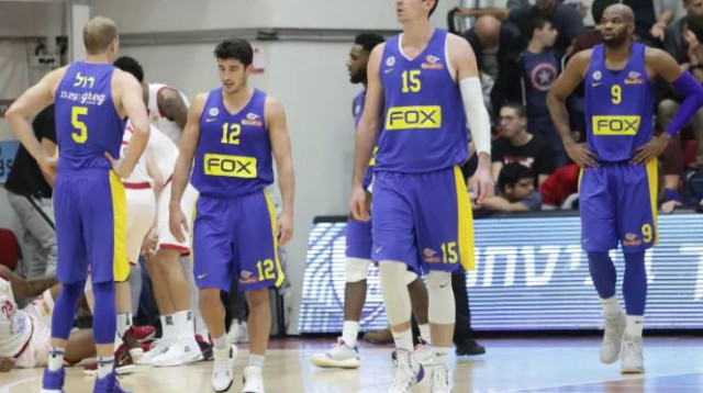 שחקני מכבי תל אביב מאוכזבים (צילום: דני מרון)