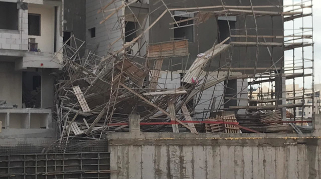 קריסת הפיגומים בפתח תקווה  (צילום: דוברות כב"א)