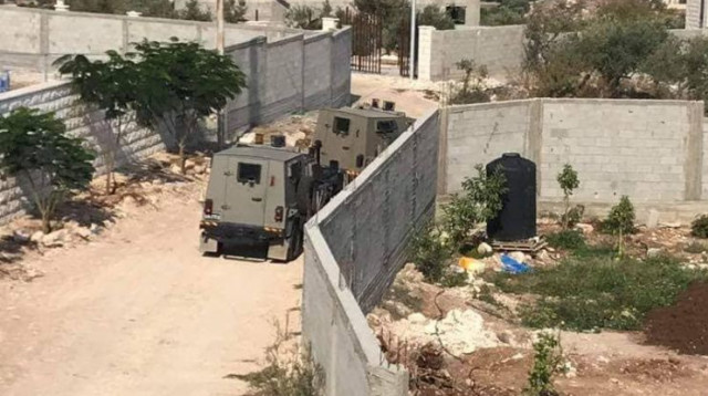 כוחות צה"ל מכתרים בית המחבל מברקן (צילום: רשתות ערביות)