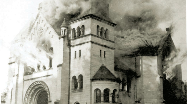 בית כנסת עולה בלהבות בפוגרום ליל הבדולח (צילום: ארכיון התצלומים יד ושם)