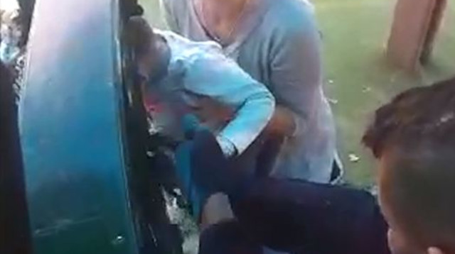 חילוץ פעוטה מגדר בפעוטון (צילום: דוברות המשטרה)