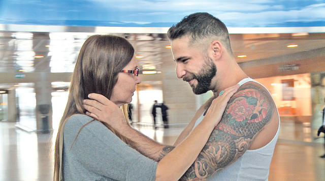 יונתן אגסי הציל את חיי (צילום: הוט 8)