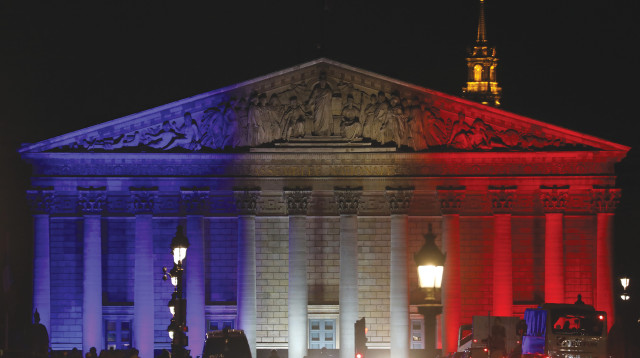 הפרלמנט מואר בצבעי דגל צרפת (צילום: AFP)