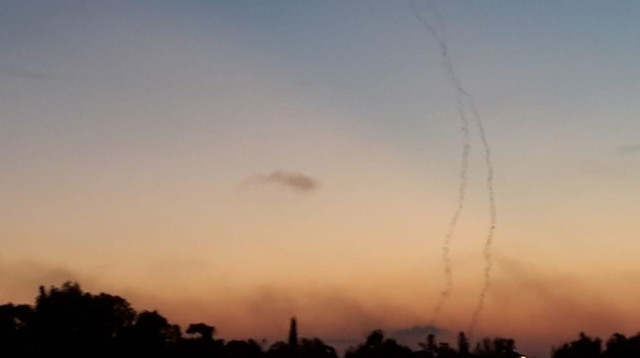 שיגורי רקטות על עוטף עזה (צילום: אבישי גרינצייג)