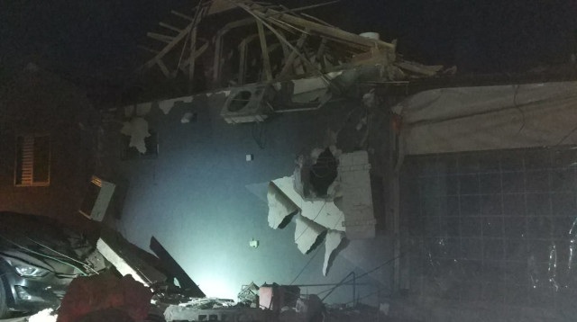 נפילת רקטה בנתיבות (צילום: דוברות המשטרה)