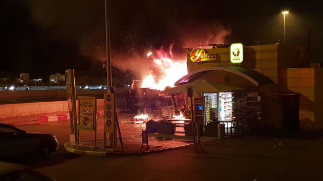 שריפה בתחנת הדלק בשער הגיא (צילום: דוברות המשטרה)
