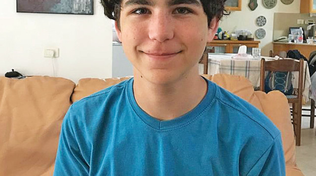 עדי בר אילן והמכשיר שהמציא (צילום: דפי בר אילן)