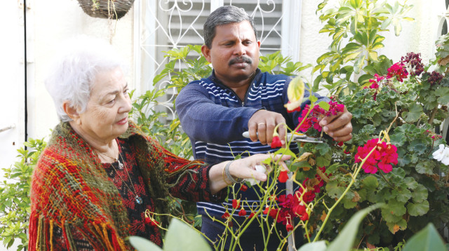 המטפל פליקס וורה עם המטופלת שלו (צילום: אלוני מור)