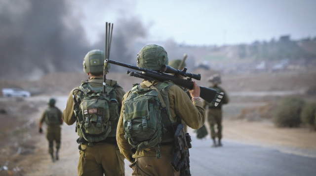 חיילי צה"ל בסמוך לגבול עזה (צילום: יוסי זמיר, פלאש 90)