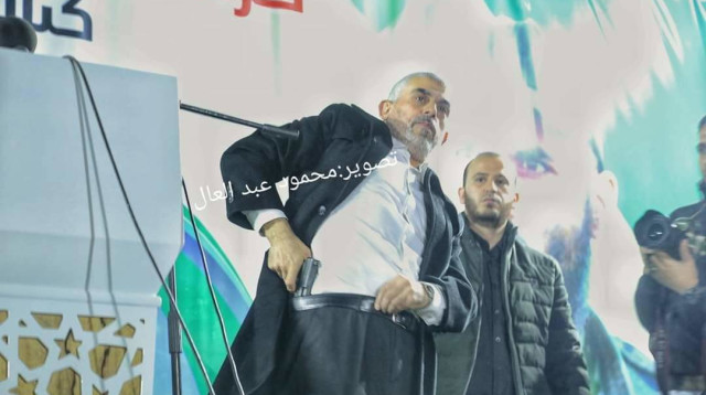 יחיא סינוואר מציג את הנשק (צילום: מחמוד עבד אל-עאל)