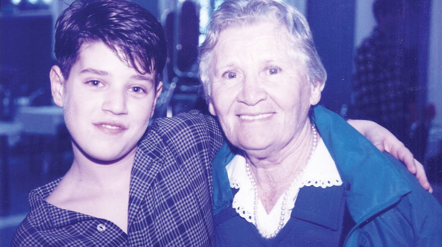 "אני כל כך מתגעגע אליה". נעם חורב בילדותו עם סבתא שושנה (צילום: צילום פרטי)