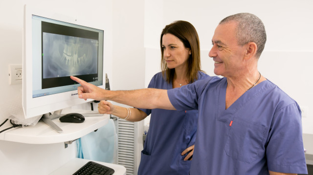 איזו השתלת שיניים מתאימה לך? השתלות שיניים ביום אחד במרפאות ד"ר יגאל בלן (צילום: AHOY)