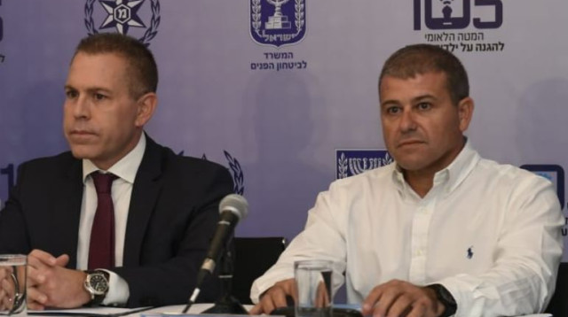 משה צ'יקו אדרי, גלעד ארדן (צילום: המשרד לביטחון הפנים)