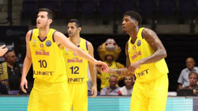 שחקני הפועל חולון (צילום: עדי אבישי)